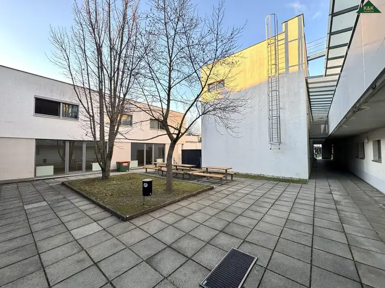 PROVISIONSFREI - 2 ZIMMER WOHNUNG MIT DIV. NEBENRÄUMEN