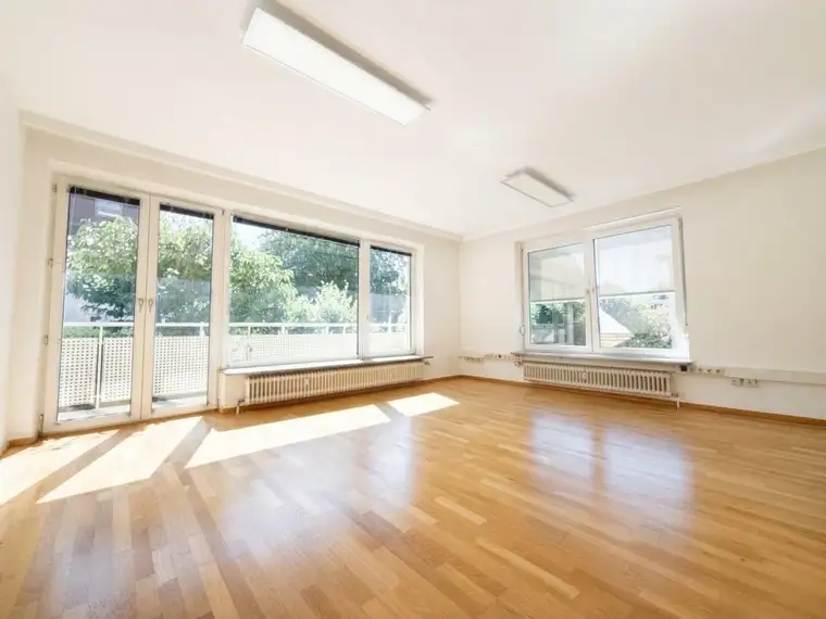 Helle, moderne Bürofläche mit großzügigem Balkon und Stellplätzen