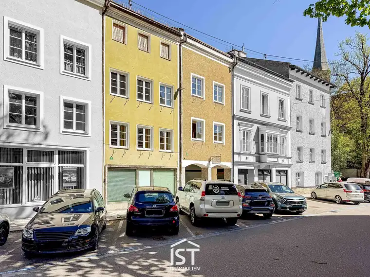 Braunau - Wohn- und Geschäftsensemble mit Garten, Pool und Garagen