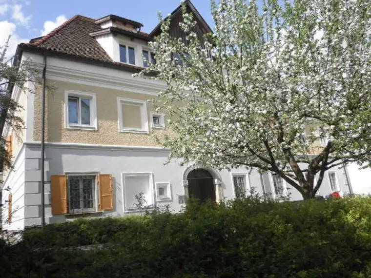 Stilvolle 2-Zimmer-Mietwohnung mit möblierter Küche und PKW-Stellplatz in Obernberg