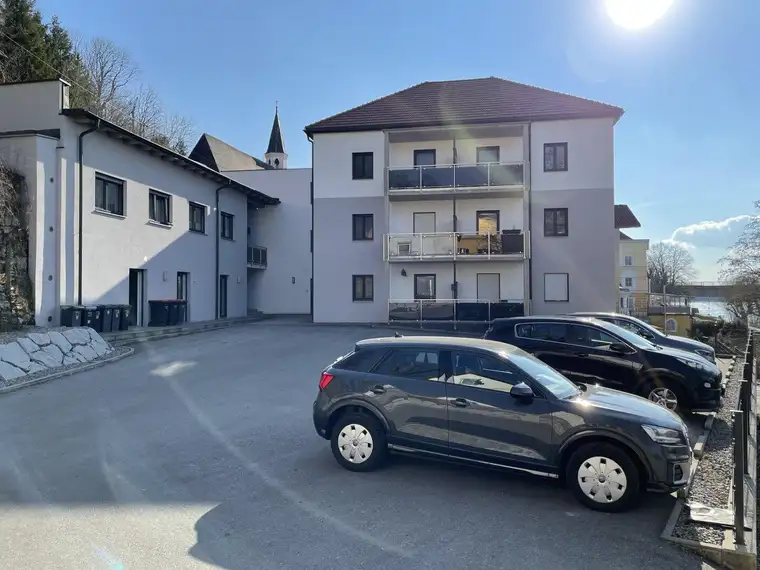 Wohnen am Inn! Neuwertige, helle 3-Zimmer-Wohnung mit möblierter Küche und Loggia in Obernberg