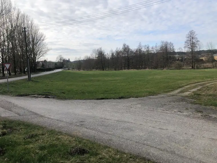 Grundstück mit Widmung "MB" (eingeschränktes gemischtes Baugebiet) in Raab