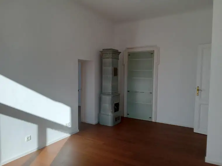 Stilvolle Wohnung in Top-renovierter Stadtvilla im 1.OG (Lift)