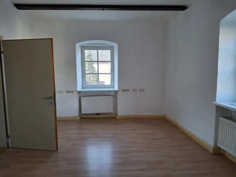 Gut aufgeteilte 3-Zimmer Wohnung mit möblierter Küche in Zentrumslage Ried