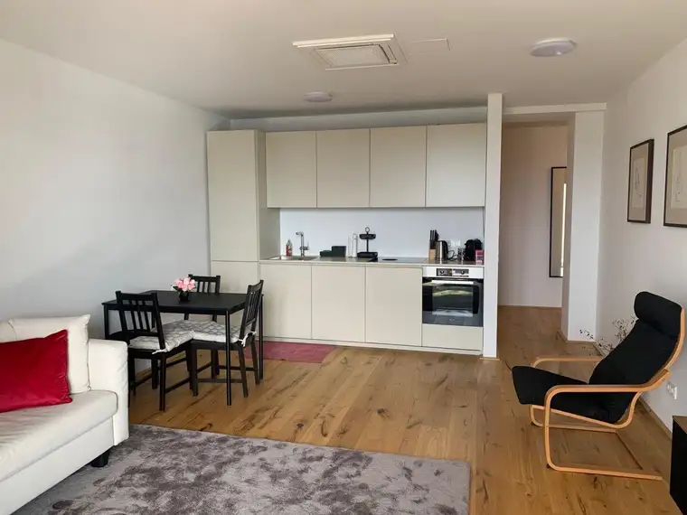hochwertig vollmöblierte 2-Zimmer-Wohnung mit großzügigem Balkon und Blick auf die Pram