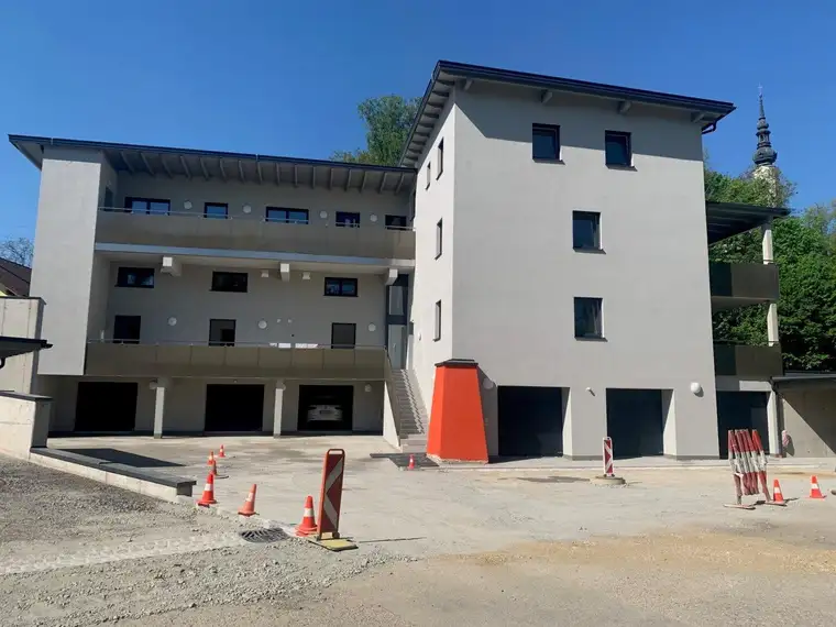 Erstbezugs - Maisonettewohnung mit Reihenhauscharakter mit überdachter Terrasse und Garage