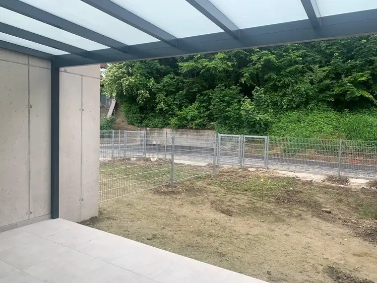Erstbezugs - Maisonettewohnung mit Reihenhauscharakter mit überdachter Terrasse und Garage