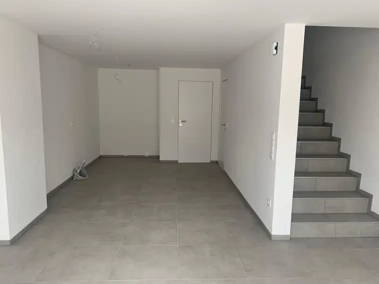 Erstbezugs - Maisonettewohnung mit Reihenhauscharakter mit überdachter Terrasse und Garage