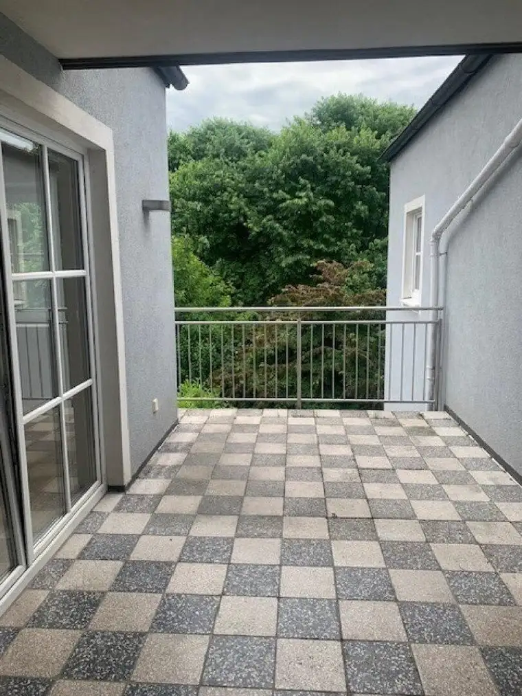 großzügige 2-Zimmer Wohnung mit Terrasse und möblierter Küche