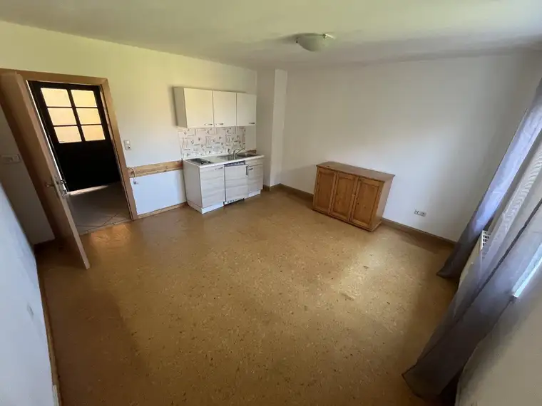 Kleine 1-Zimmerwohnung mit Einbauküche.
