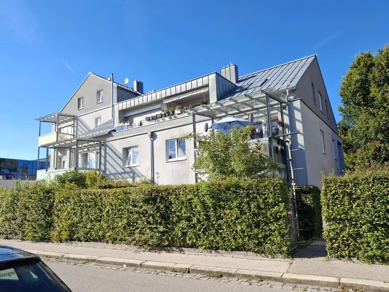 Sonnige, großzügige 3-Zimmer-Wohnung mit überdachtem Balkon und möblierter Küche in zentraler Lage in Ried