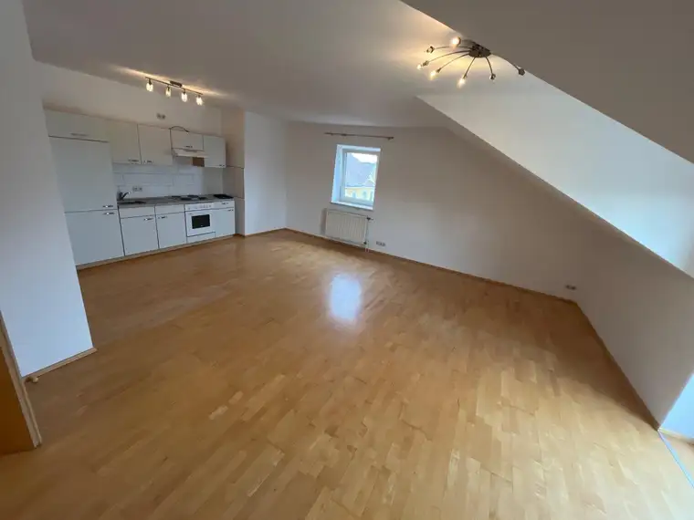 2-Zimmerwohnung mit Einbauküche und kleinem Balkon.