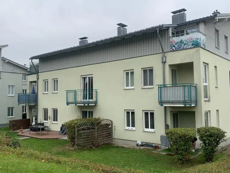 Gut aufgeteilte 4-Zimmer Wohnung mit Loggia, Terrasse, Küche und 2 Tiefgaragenstellplätzen in bekannter Wohnlage in Ried