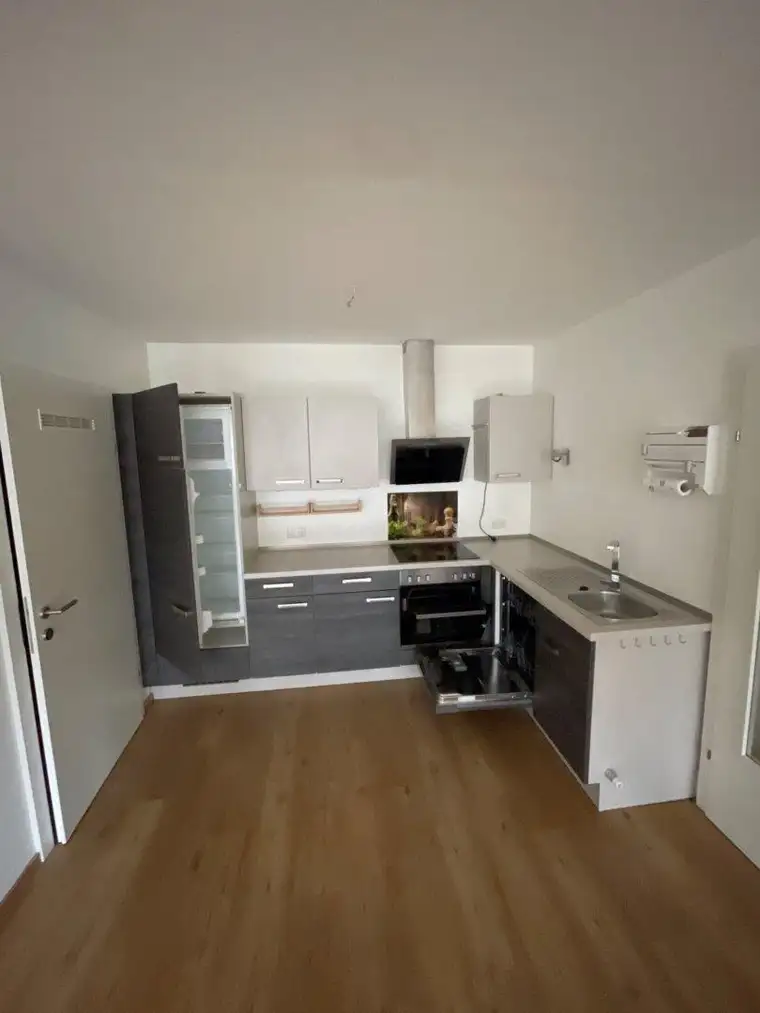 Neuwertige 2-Zimmer-Wohnung mit möblierter Küche und PKW-Stellplatz im Zentrum von Gurten