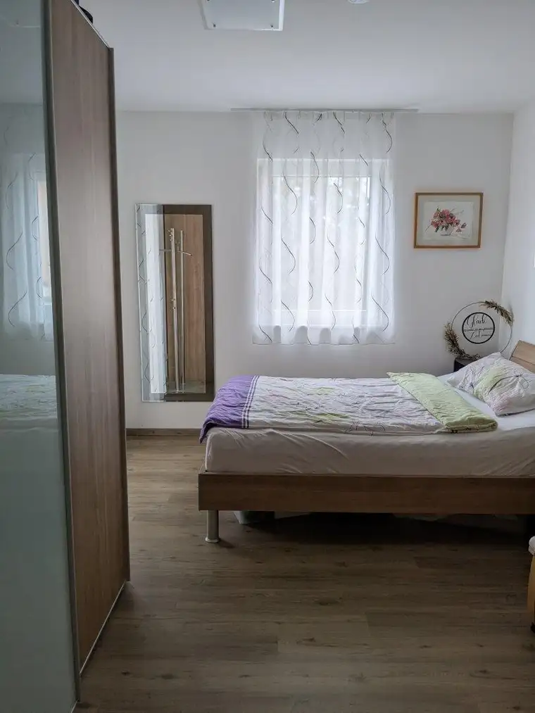 Neuwertige, gemütliche 2-Zimmer-Wohnung mit Loggia, möblierter Küche und Carport-Stellplatz in Maria Schmolln