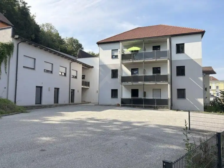 Wohnen am Inn! Neuwertige, helle 3-Zimmer-Wohnung mit möblierter Küche und Loggia in Obernberg