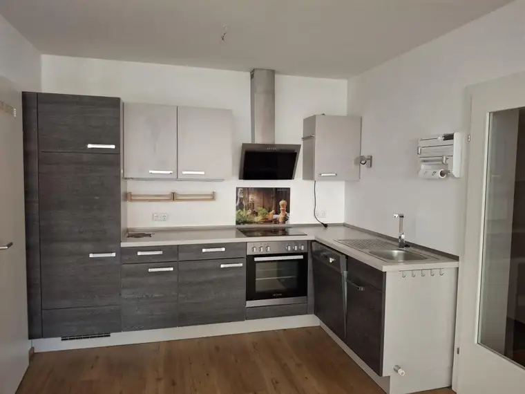 Neuwertige 2-Zimmer-Wohnung mit möblierter Küche und PKW-Stellplatz im Zentrum von Gurten