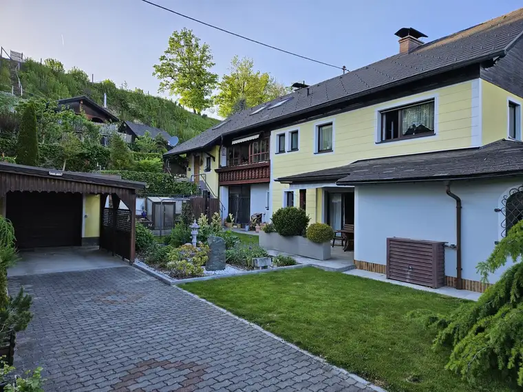 Gepflegtes 3-Familienhaus mit 2 Garagen und 1 Carport sowie Stellflächen für weitere PKWs