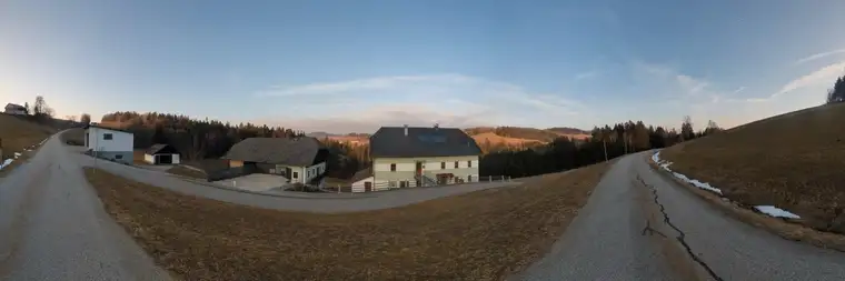 Saniertes Bauernhaus mit zweiter Wohneinheit, großem Stadel, Scheune, Garagen, eigener Wasserquelle – und ideal für Pferdeliebhaber!