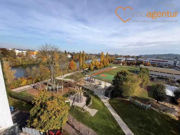 Wohnjuwel über den Dächern von Thalheim, mit Loggia und Traunblick
