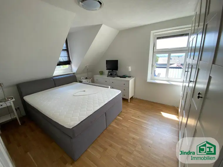 Geräumige 2-Zimmer Wohnung in Villa mit Dachboden zwei verglasten Veranden zu verkaufen!
