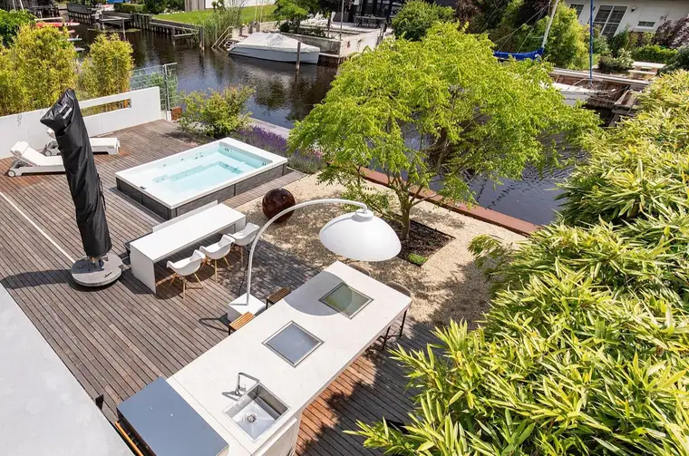 Moderne High-End-Villa mit direktem Seezugang