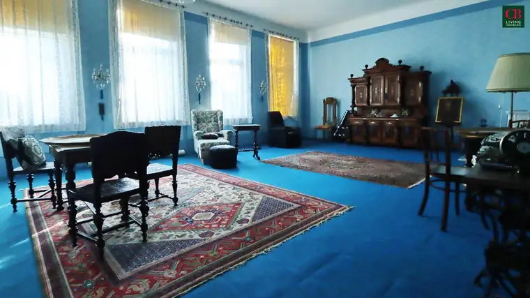 HERRENHAUS MIT TRAUMHAFTEN GARTEN