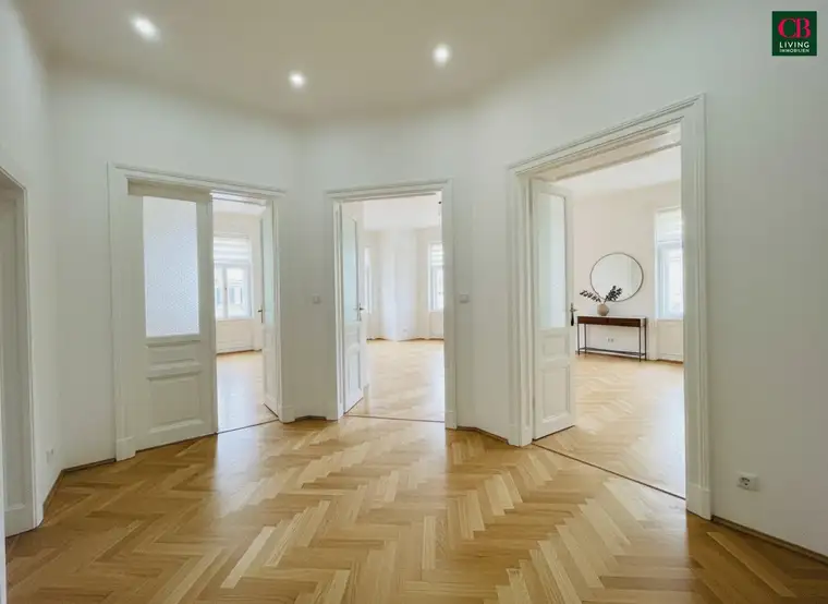 SANIERUNGSBEDÜRFTIGE WOHNUNG IM REPRÄSENTATIVEN JAHRHUNDERTWENDEHAUS