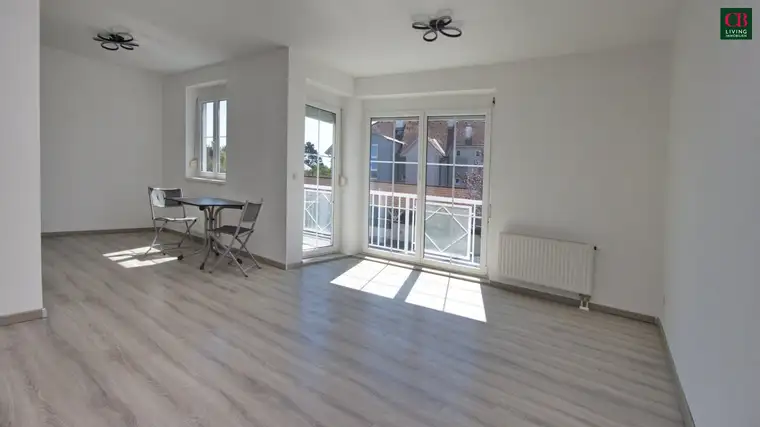 ANLEGER aufgepasst! Sonnige, umfassend modernisierte 2- Zimmerwohnung mit Balkon, gut vermietet