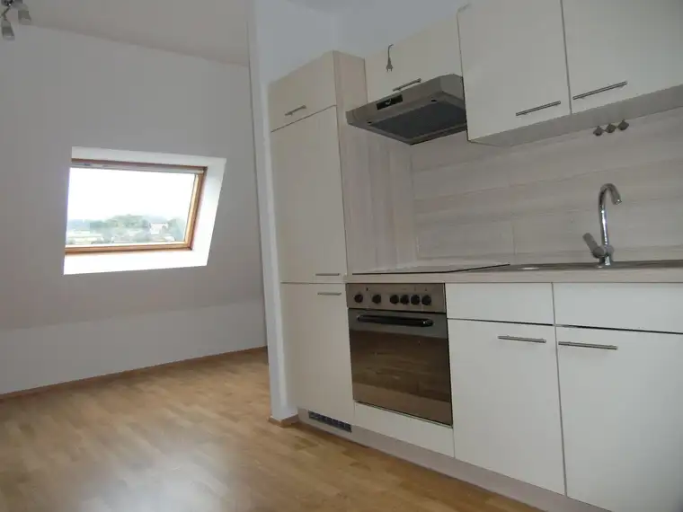 44 m² MIETWOHNUNG - DACHGESCHOSS MIT LIFT - 2 ZIMMER - FAIRER PREIS - (1/4/17) - PERFEKT FÜR SINGLES UND PAARE!