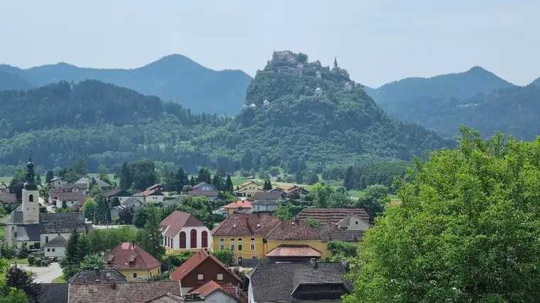 BAUGRUND IM GRÜNEN MIT HERRLICHER, UNVERBAUBARER AUSSICHT AUF HOCHOSTERWITZ!