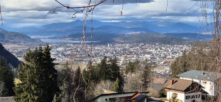GRUNDSTÜCKS-JUWEL AM RADSBERG! HERRLICHER WEITBLICK ÜBER KLAGENFURT BIS PÖRTSCHACH AM WÖRTHERSEE!