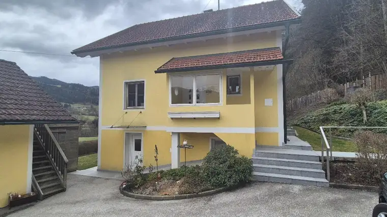 LIEGENSCHAFT IN ABSOLUTER ALLEINLAGE! RUND 140 m² WOHNFLÄCHE! 2 GARAGEN!