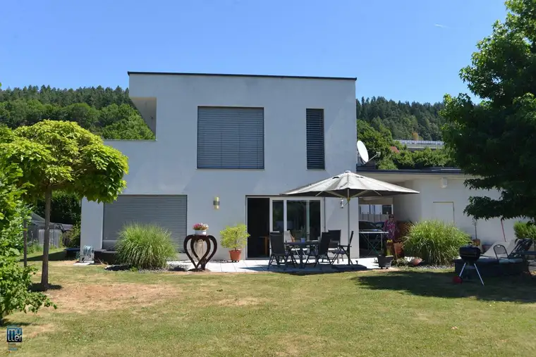 Das Leben am Wörthersee genießen: Wohnhaus mit Charm und Doppelcarport auf großzügiger Liegenschaft sucht DICH/SIE!