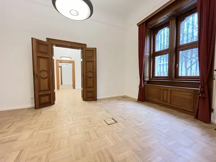 Attraktive Bürofläche in der Alten Börse (4 große Büroräume)