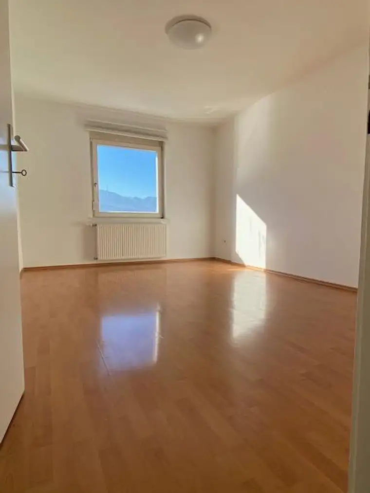 Uni/Kiniknähe: wg-geeignete 2 Zimmer-DG-Büro/Wohnung mit traumhafter Panoramaaussicht zu verkaufen