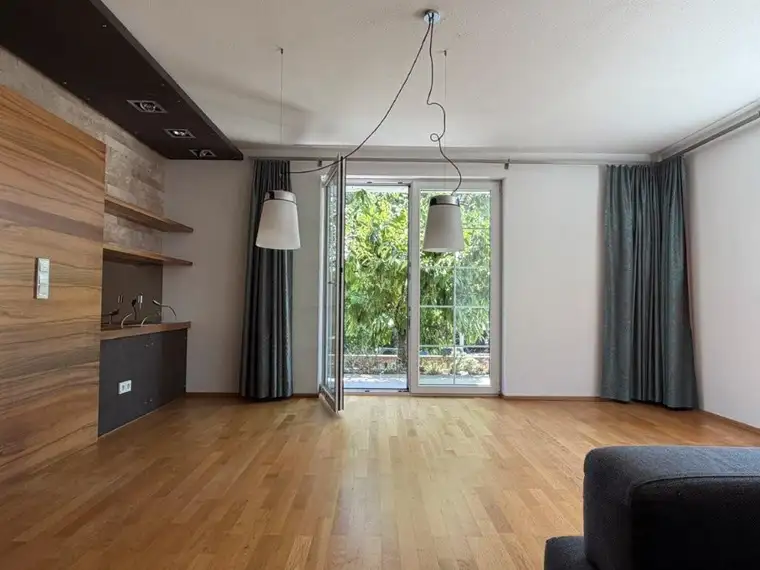 schön ausgestattete 3 Zimmerwohnung mit großer SW-Terrasse, Eigengarten und 2xTG-Platz in Ibk/Kranebitten 