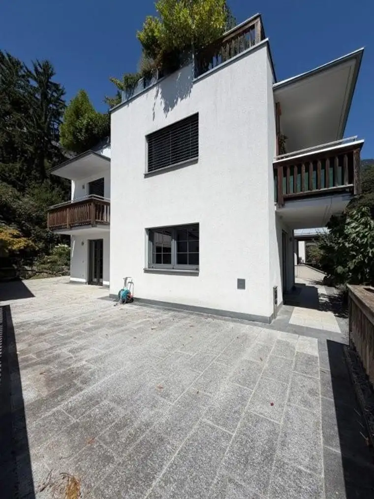 schön ausgestattete 3 Zimmerwohnung mit großer SW-Terrasse, Eigengarten und 2xTG-Platz 
