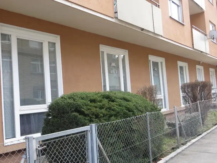 IBK-Pradl: 3 freie geräumige, helle WG-Zimmer für Studenten oder Berufstätige in einer 8er WG-Wohnung ab 1.Juli 2025!