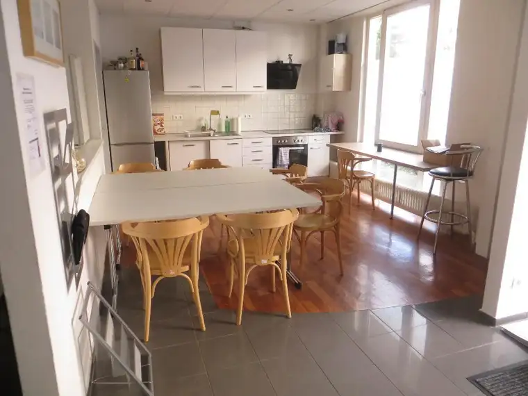 IBK-Pradl: 1 geräumiges, helles WG-Zimmer für einen Studenten oder berufstätige Person in einer 8er WG-Wohnung ab September 2025!