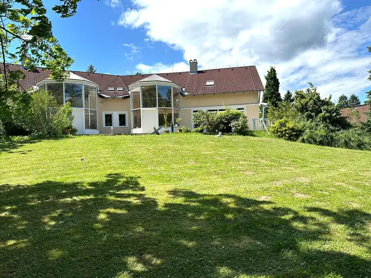 UNGARN/Köszegszerdahely: Moderne Villa an der Grenze zu Österreich mit Tiefgarage u. Wellnessbereich auf 6000m²Grund in sonniger Ruhelage!