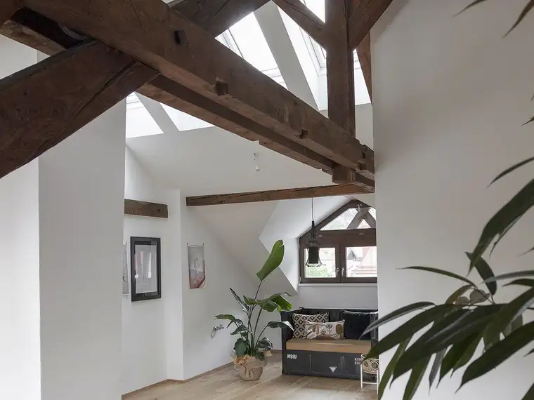 Das Atelier: 3-Zimmer-Dachgeschosswohnung mit Loggia &amp; Sichtdachstuhl bis 4 Meter Höhe