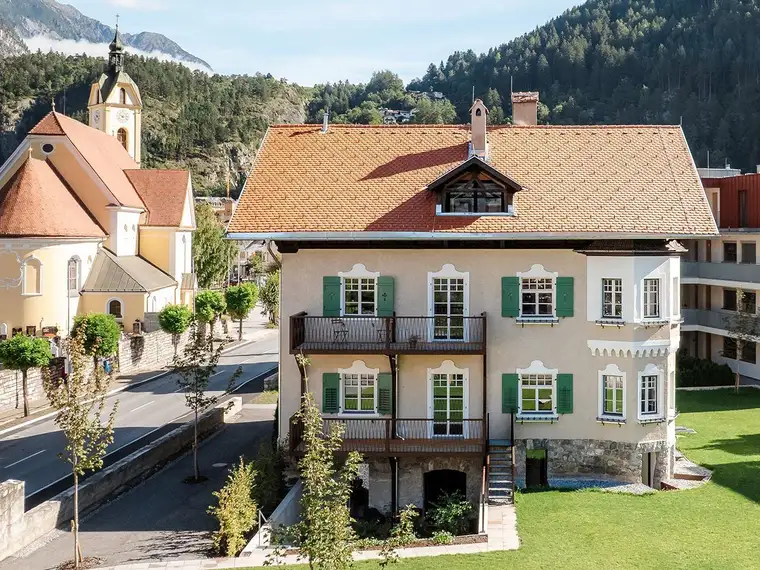 Repräsentative 4-Zimmer-EG-Wohnung in denkmalgeschützter Villa mit Balkon und Garten