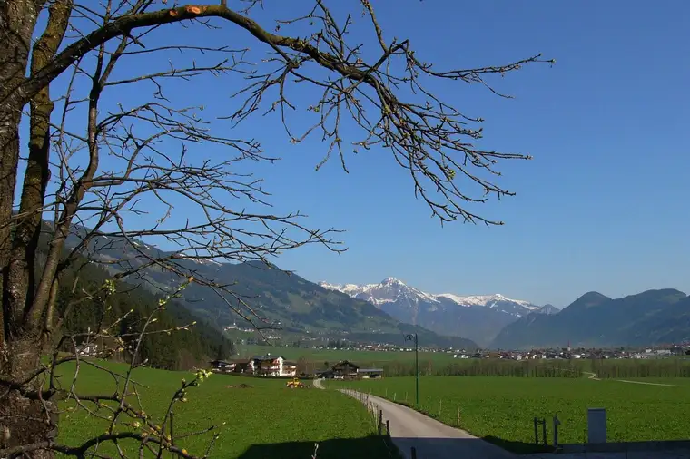 Sonnige 5-Zimmer-Wohnung mit Terrasse und Balkon