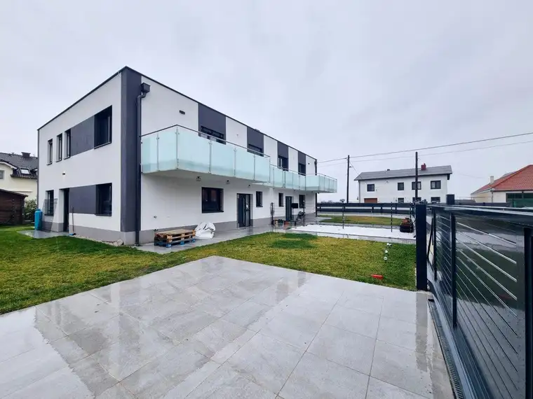 Familienwohntraum - Erstbezug! 6,5 Zimmer, Balkon, Terrasse, Eigengarten, 2 Stellplätze - Schlüsselfertig