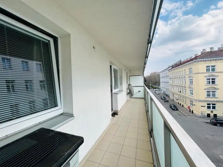 HELLE STADTWOHNUNG MIT LOGGIA UND EXTRA KÜCHE IM 3. LIFTSTOCK