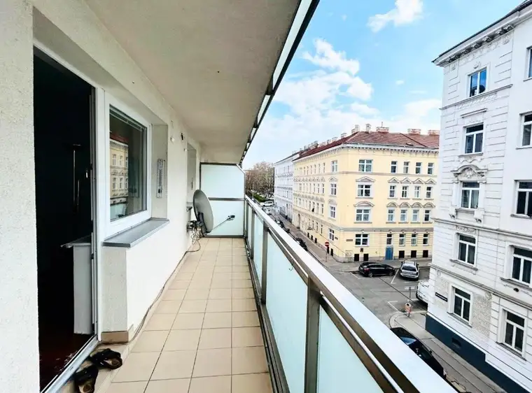 Bereit für den Einzug: 3-Zimmer-Wohnung inkl. Loggia mit extra Küche in zentraler Lage