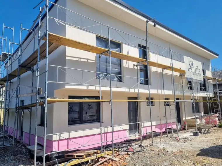 ZIEGELMASSIVHAUS VOLL UNTERKELLERT MIT EIGENGARTEN UND 2 PKW-STELLPLÄTZEN - ENERGIEEFFIZIENTES WOHNEN IN RUHIGER LAGE