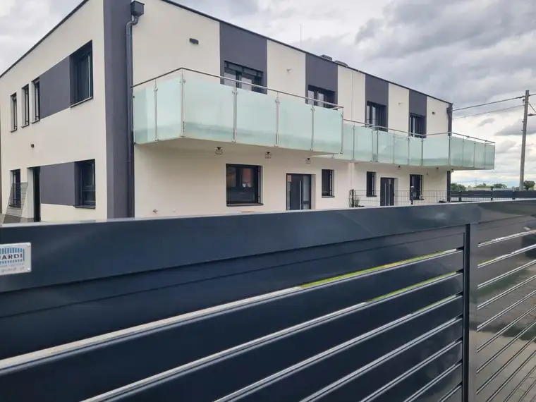 Familienwohntraum - Erstbezug! 6,5 Zimmer, Balkon, Terrasse, Eigengarten, 2 Stellplätze - Schlüsselfertig