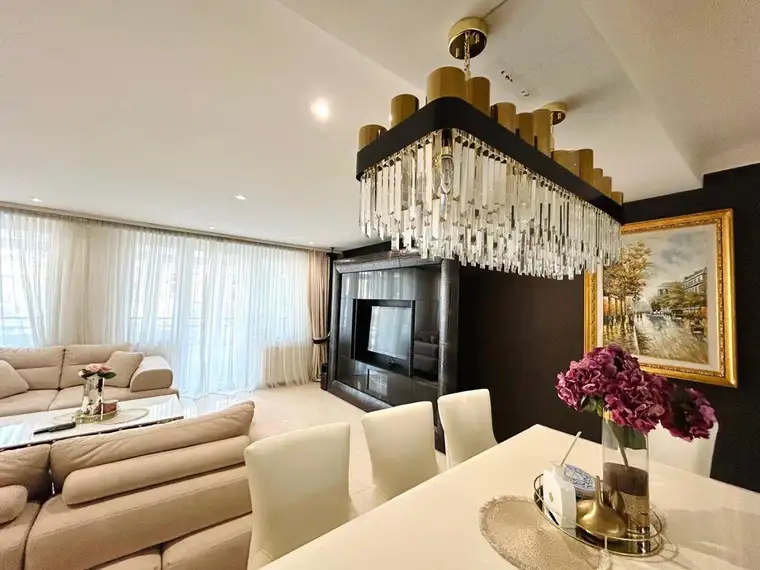 Prachtvolle 4 Zimmer Wohnung mit verglaster Loggia und großzügigen Wohnbereich!